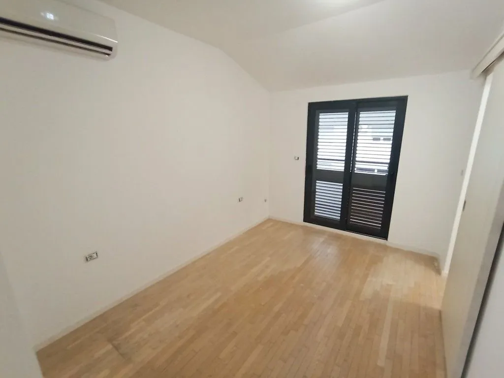 Izdavanje, trosoban stan, 95m², Blok 6, Podgorica