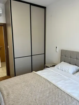 Spavaća soba sa bračnim krevetom i ugradnim ormarom. - image 14