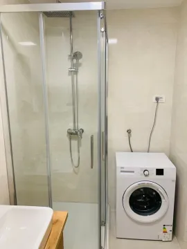 Moderno opremljeno kupatilo sa tuš kabinom i veš mašinom. - image 11