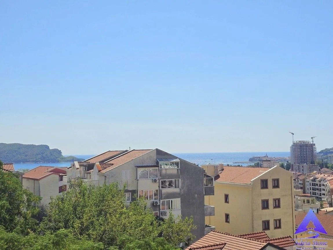 Pogled na more i okolne zgrade iz nekretnine.