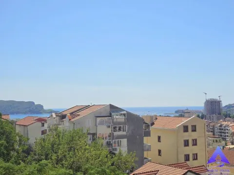 Pogled na more i okolne zgrade iz nekretnine. - image 12