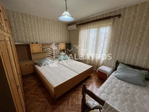 Namještena spavaća soba sa dva kreveta i drvenim ormarima. - image 5