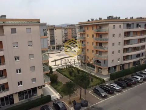 Pogled sa terase na stambene zgrade i dvorište sa parkingom. - image 9