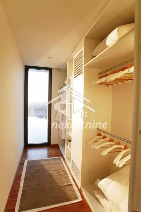 Izdavanje, četvorosoban stan, 142m², Savski Venac, Beograd