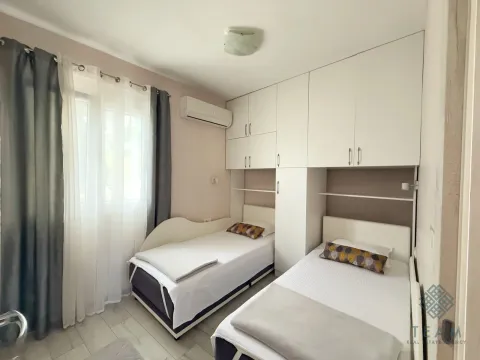 Spavaća soba sa dva singl kreveta i ugradnim ormarima. - image 11