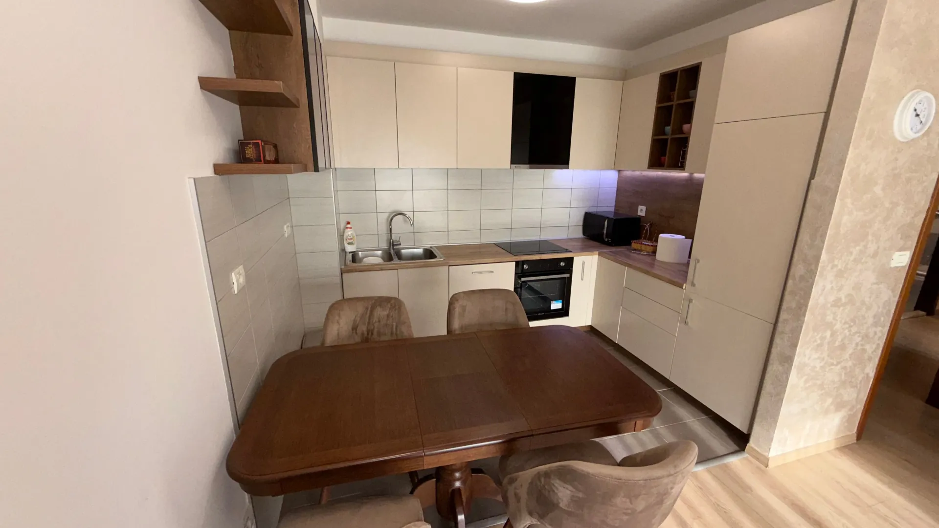 Izdavanje, dvosoban stan, 75m², Kod Big Fashion-a, Podgorica