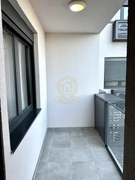 Manji natkriveni balkon sa pločicama i metalnom ogradom. - image 4
