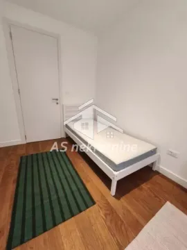 Manja spavaća soba sa krevetom i drvenim podom. - image 18
