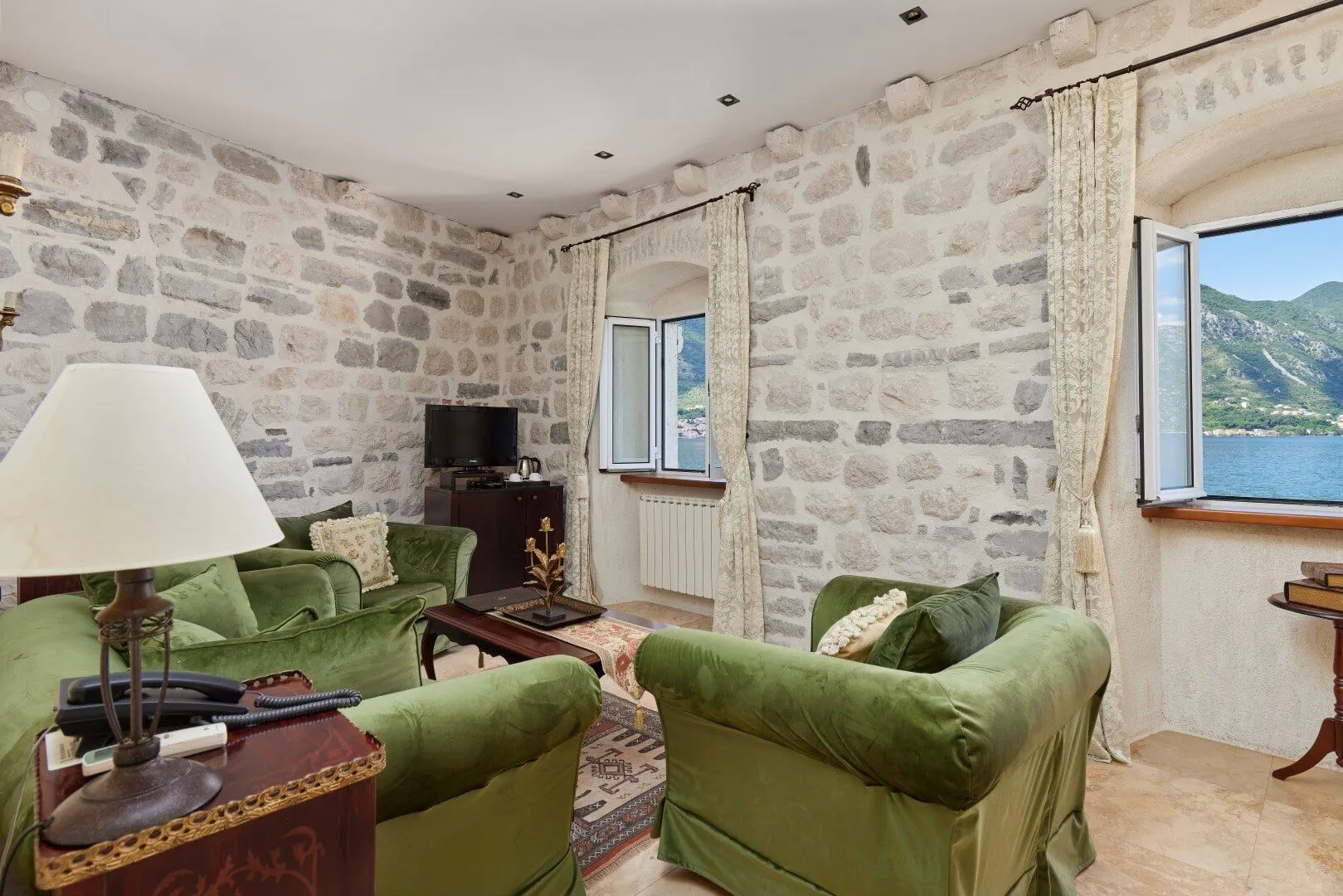 Rent, house, 2117m², Kotor, Crna Gora