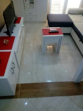 Svijetla dnevna soba sa ugaonom garniturom i TV komodom. - image 16