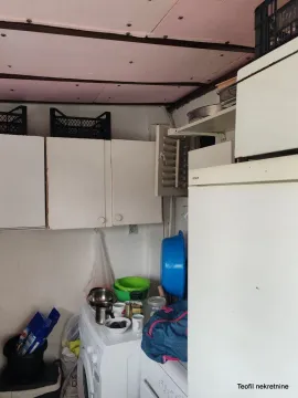 Manja kuhinja sa bijelim elementima i uređajima. - image 16