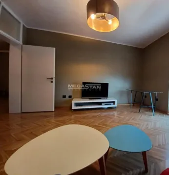 Dnevna soba sa parketom, TV-om i niskim stočićima. - image 13