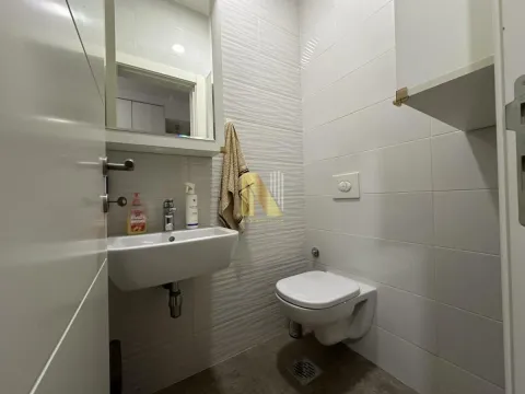 Manje kupatilo sa umivaonikom, wc šoljom i zidnim pločicama. - image 9
