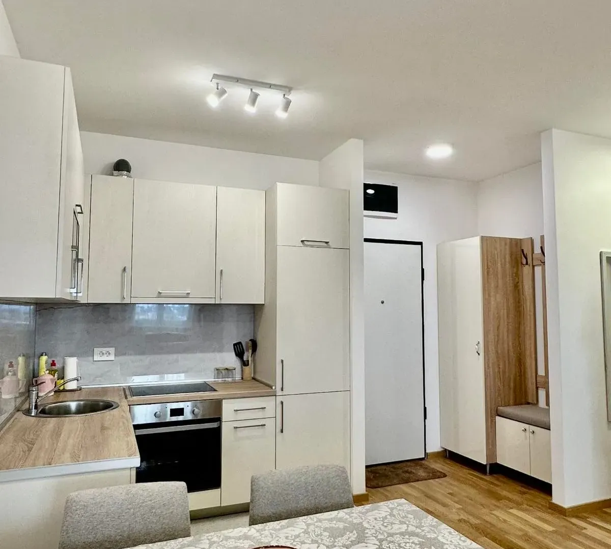 Izdavanje, dvosoban stan, 47m², Stari Aerodrom, Podgorica