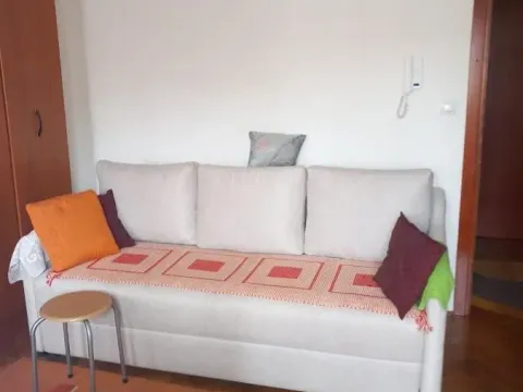 Izdavanje, garsonjera, 25m², Podbara, Novi Sad Sve Podlokacije - image 1