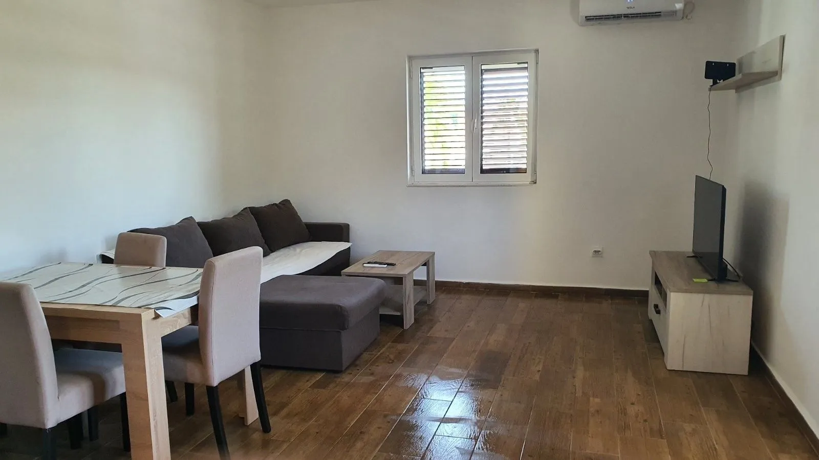 Izdavanje, jednosoban stan, 45m², Đenovići, Herceg Novi