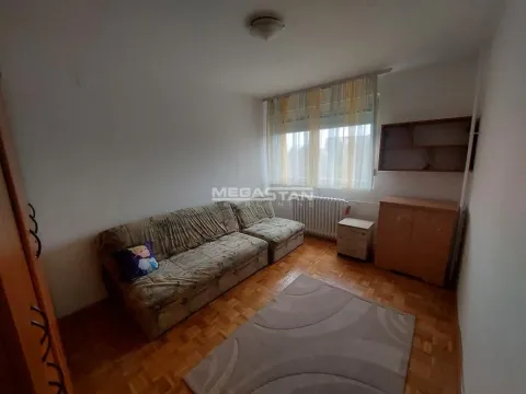 Manja dnevna soba sa kaučem, parketom i prozorom. - image 4
