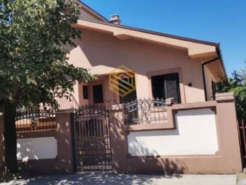 Izdavanje, kuća, 120m², Stari Aerodrom, Podgorica - image 1