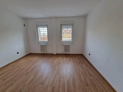 Prazna soba sa laminatom i dva prozora. - image 13