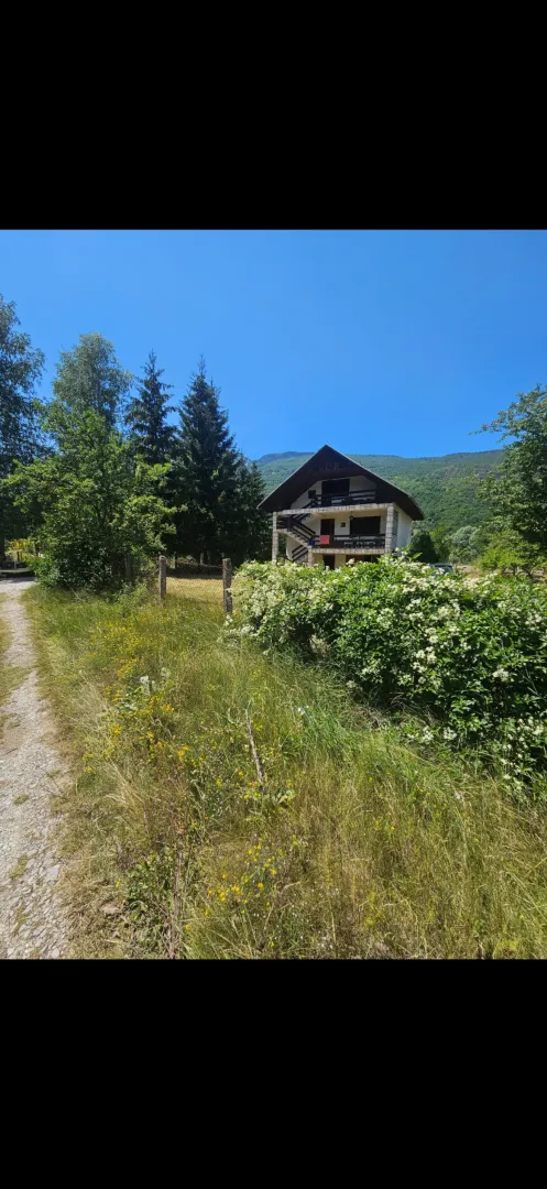 Pogled na vikendicu sa dvorištem i okolinom.