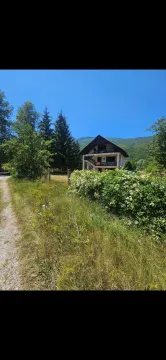 Pogled na vikendicu sa dvorištem i okolinom. - image 5