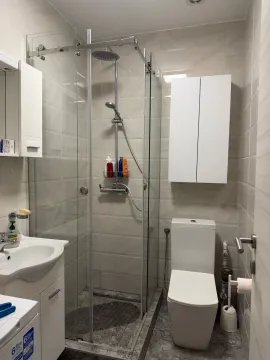 Manje kupatilo sa tuš kabinom, umivaonikom i toaletom. - image 5