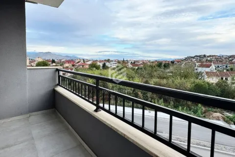 Pogled sa balkona na naselje i okolni pejzaž. - image 6