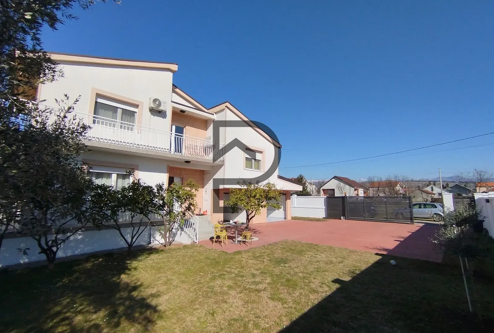 Izdavanje, stan, 330m², Tološi, Podgorica