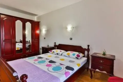 Namještena spavaća soba sa bračnim krevetom, velikim ormarom i noćnim stočićima. - image 5