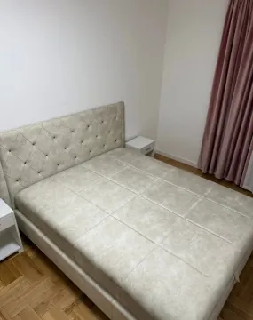 Spavaća soba sa bračnim krevetom, noćnim stočićima i zavjesom. - image 6