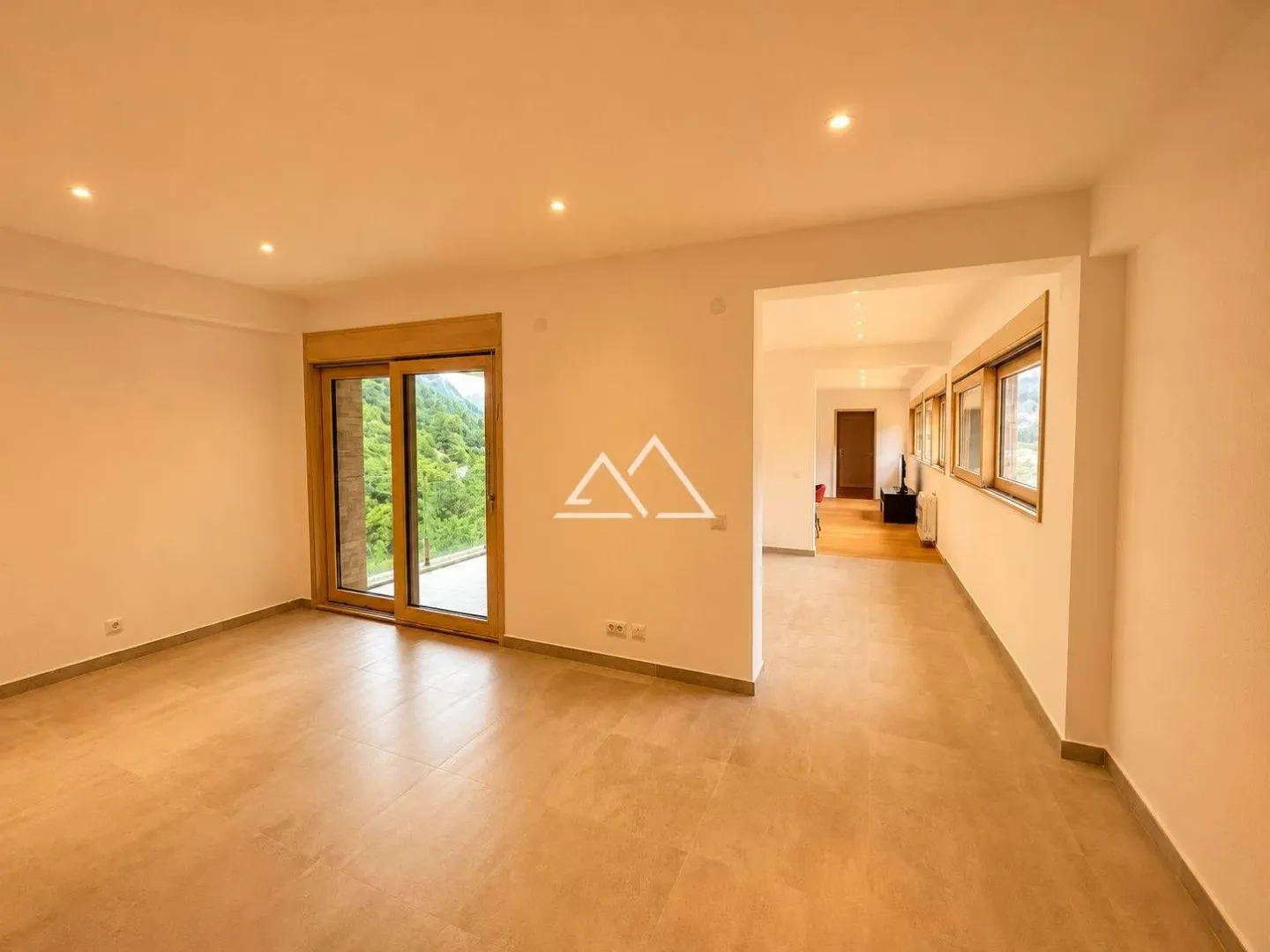 Prodaja, četvorosoban stan, 198m², Centar, Kotor