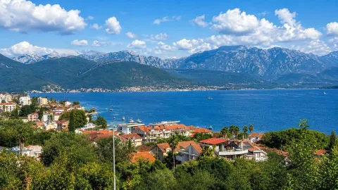 Pogled sa nekretnine na more, obalu i planine. - image 3
