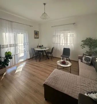 Svijetao dnevni boravak sa garniturom, trpezarijskim stolom i izlazom na terasu. - image 3