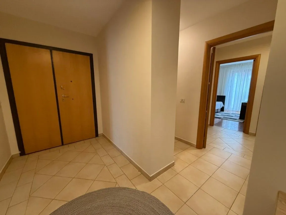 Izdavanje, četvorosoban stan, 200m², Gorica C, Podgorica