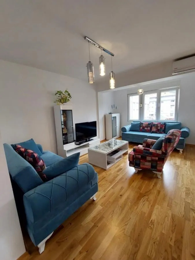 Izdavanje, dvosoban stan, 70m², Centar, Tivat