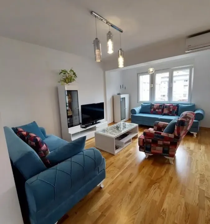 Izdavanje, dvosoban stan, 70m², Centar, Tivat