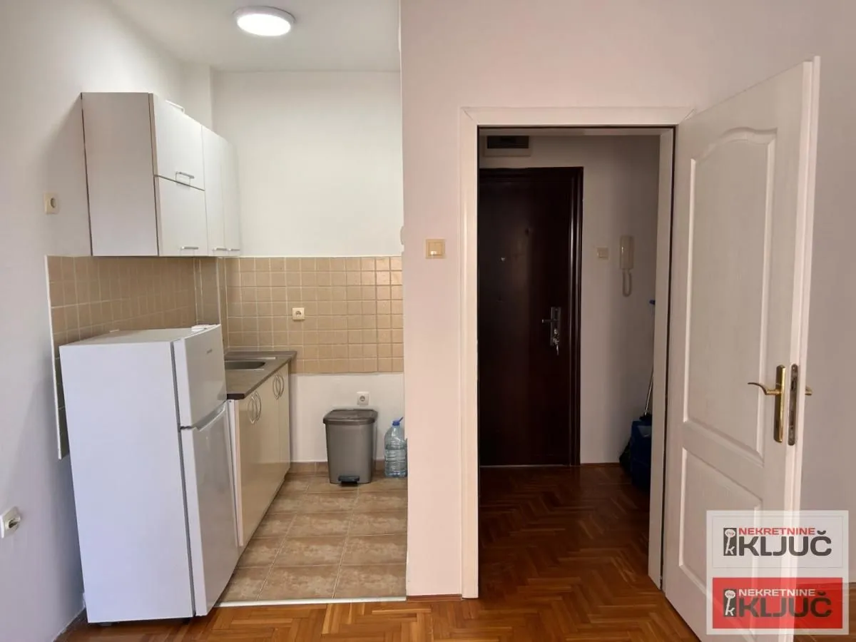Izdavanje, jednosoban stan, 35m², Bulevar Evrope, Novi Sad Sve Podlokacije