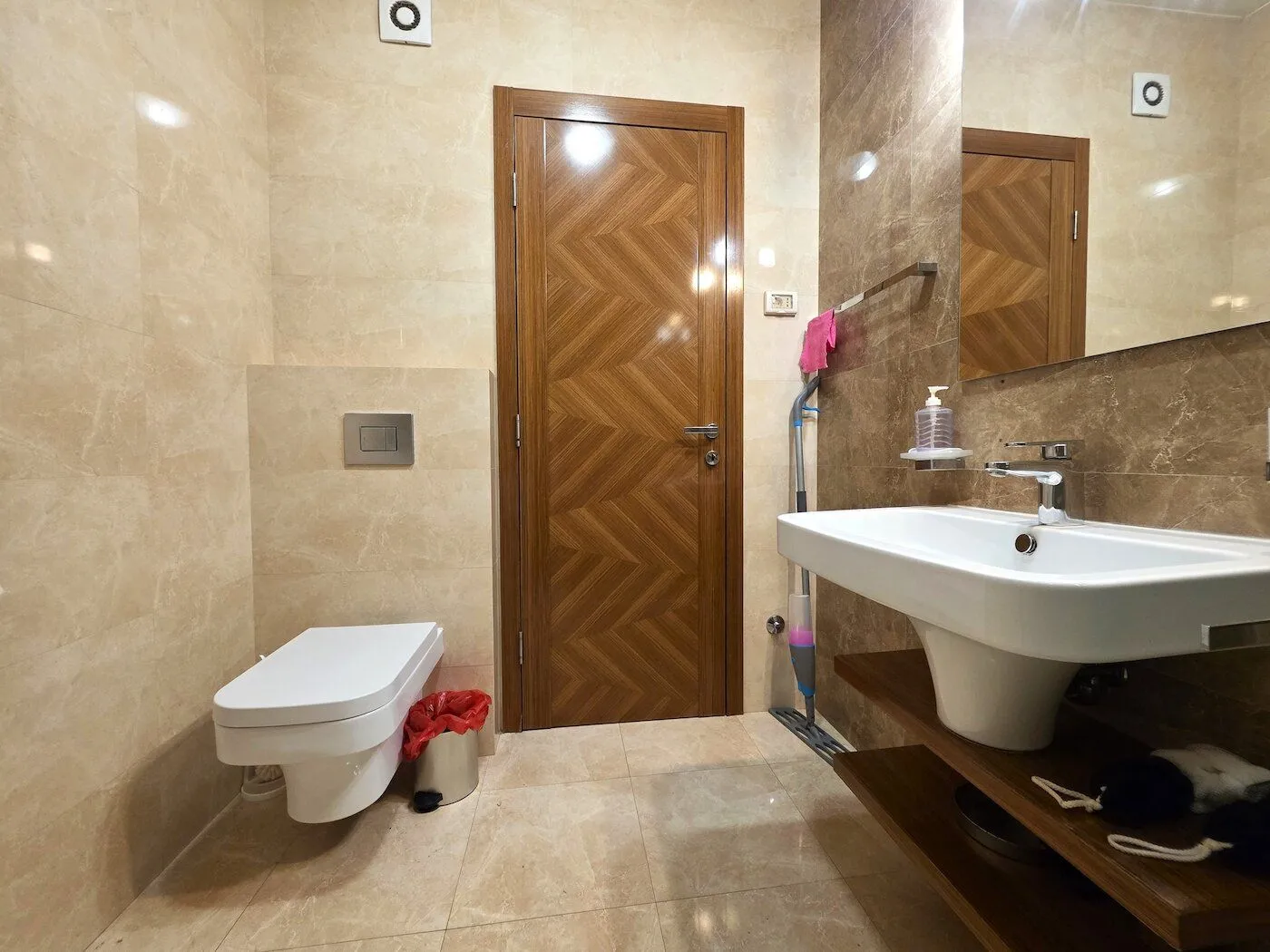 Izdavanje, dvosoban stan, 75m², Centar, Podgorica