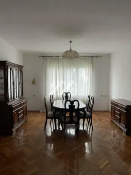 Trpezarija sa drvenim stolom, stolicama i komodama. - image 3
