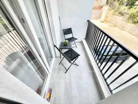 Manji namješten balkon sa stolom i dvije stolice. - image 11