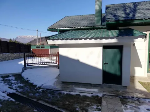 Pogled na spoljašnjost kuće sa dvorištem i snijegom u pozadini. - image 30
