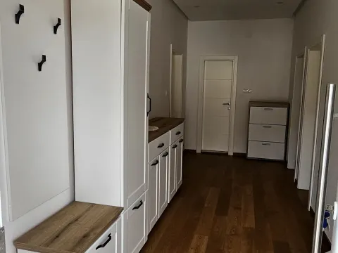 Izdavanje, dvosoban stan, 110m², Radanovići, Kotor - image 7