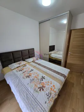 Spavaća soba sa bračnim krevetom i ugradnim ormarom sa ogledalom. - image 11