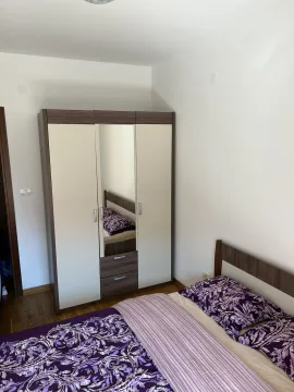 Jednostavna spavaća soba sa bračnim krevetom i plakarom sa ogledalom. - image 12
