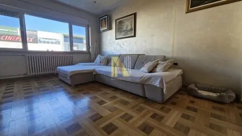 Dnevna soba sa ugaonom garniturom i prozorom. - image 7
