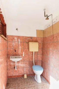 Starije kupatilo sa sanitarijama i roze pločicama. - image 48