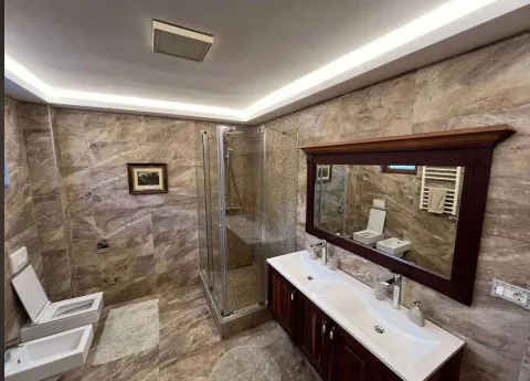 Moderne kupatilo obloženo keramičkim pločicama sa tuš kabinom i duplim umivaonikom. - image 4