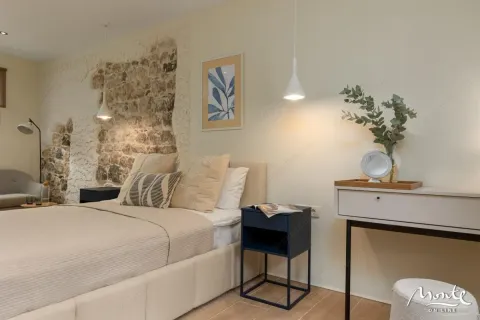 Moderna spavaća soba sa bračnim krevetom i dekorativnim kamenim zidom. - image 23