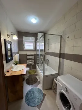 Svijetlo kupatilo sa kadom, umivaonikom i veš mašinom. - image 12