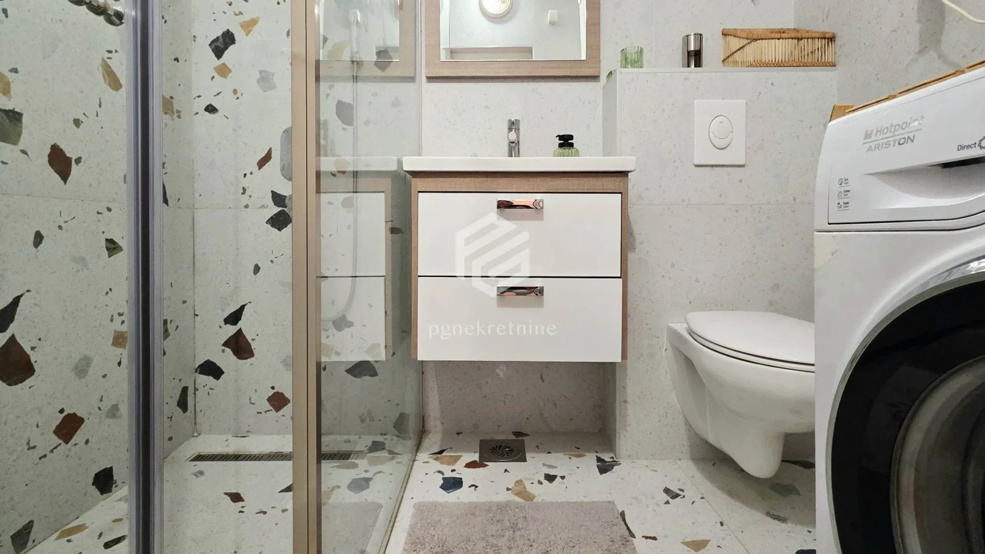 Izdavanje, trosoban stan, 110m², Gorica C, Podgorica